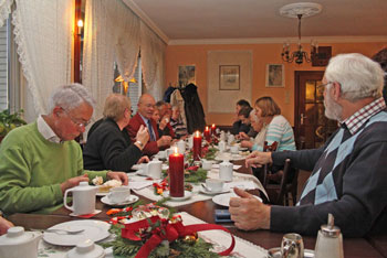 Alle Anwesende lassen sich den Kuchen munden!